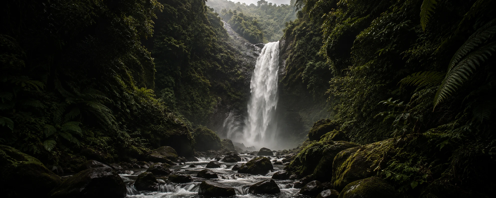 Cascada entre montañas verdes